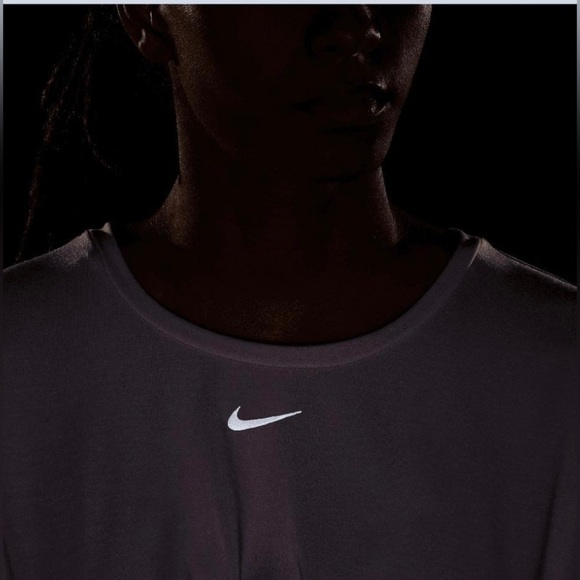 Nwt Nike Dri-FIT One Luxe Twist Standard Fit Short-Sleeve Top Size 1X Purple - Picture 4 of 16